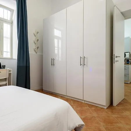 Murales In Bed Apartment Neapel